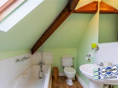 EN-SUITE BATHROOM